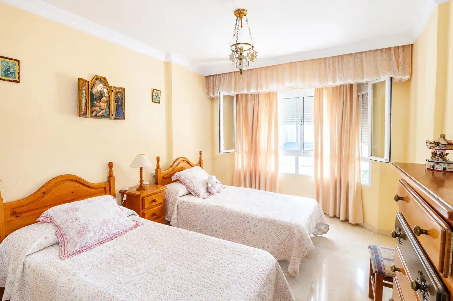 Dormitori de Apartament en venda en Estepona amb Terrassa