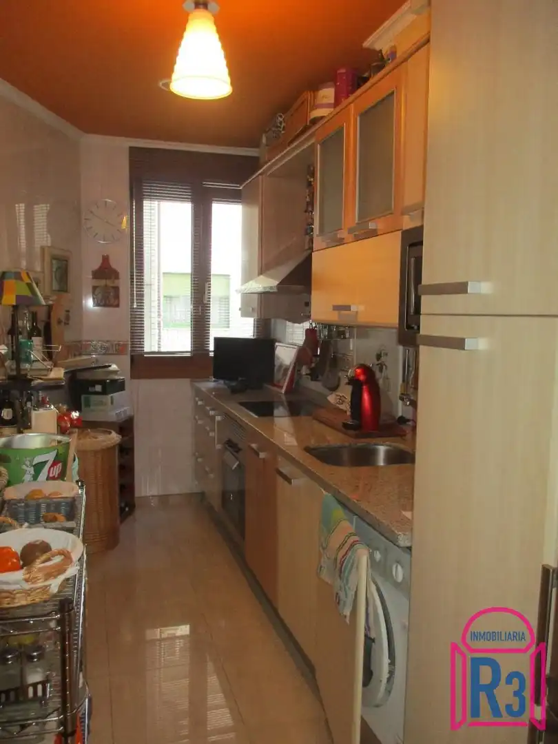 Cuina de Apartament en venda en León Capital  amb Calefacció, Terrassa i Traster