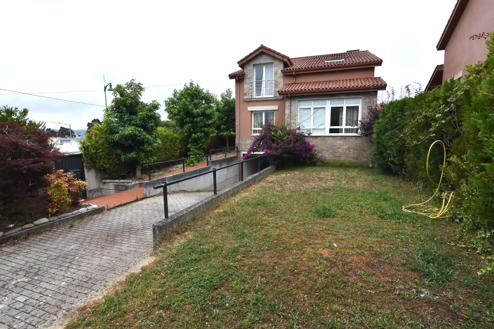 Vista exterior de Casa o chalet en venta en Miño con Calefacción, Jardín privado y Parquet