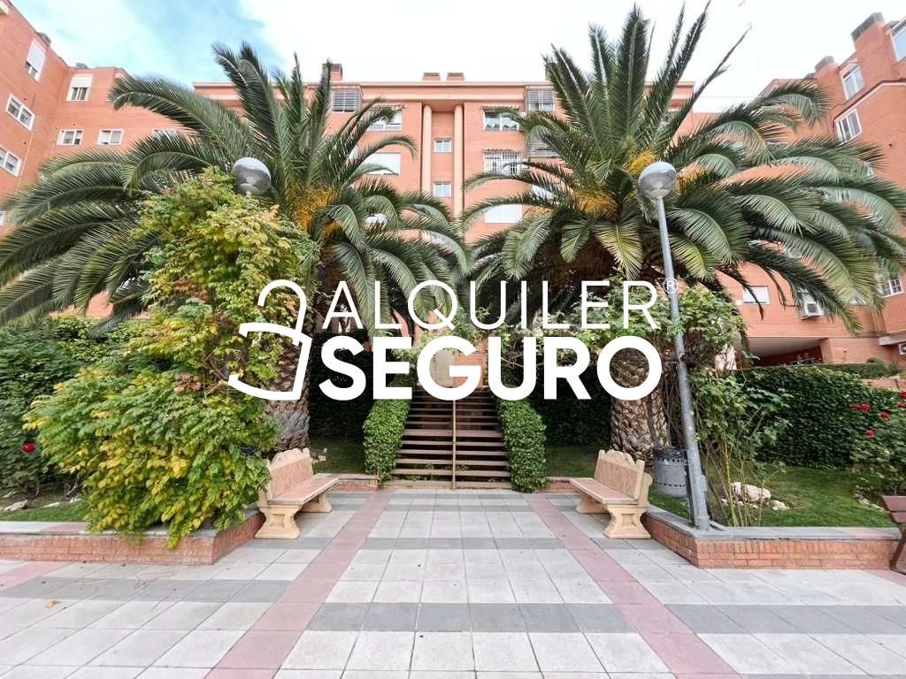 Vista exterior de Pis de lloguer en Alcorcón amb Calefacció, Traster i Piscina