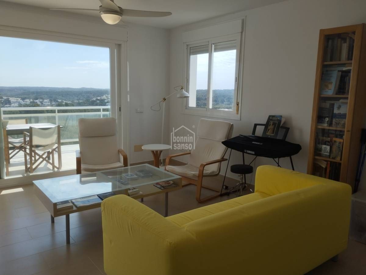 Sala d'estar de Apartament en venda en Es Mercadal amb Jardí privat, Terrassa i Piscina