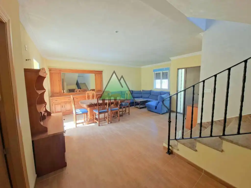 Sala d'estar de Casa adosada en venda en Loja amb Balcó