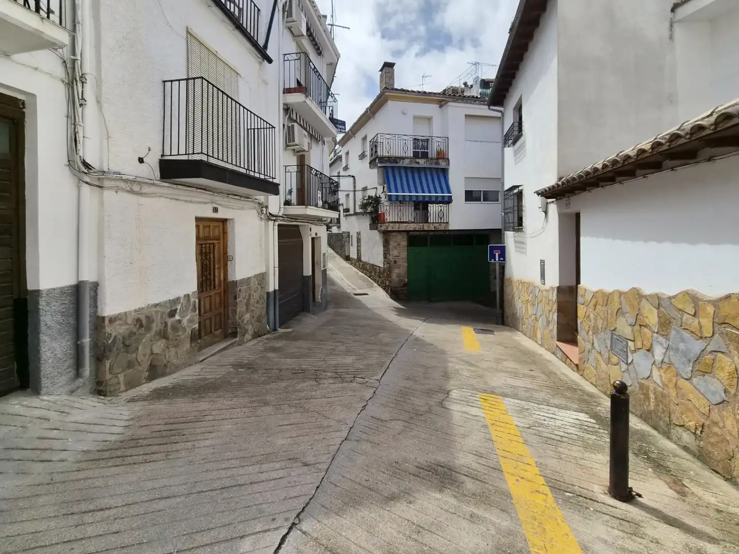 Vista exterior de Casa o xalet en venda en Cazorla amb Terrassa i Balcó