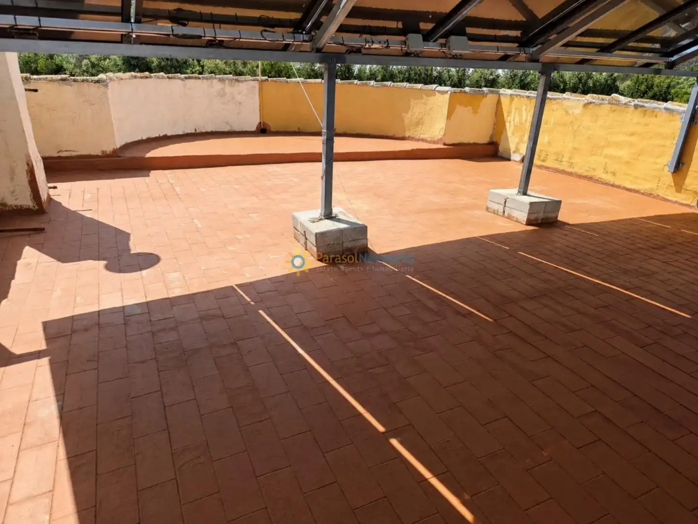 Terrasse von Haus oder Chalet zum Verkauf in Oliva mit Klimaanlage, Privatgarten und Terrasse