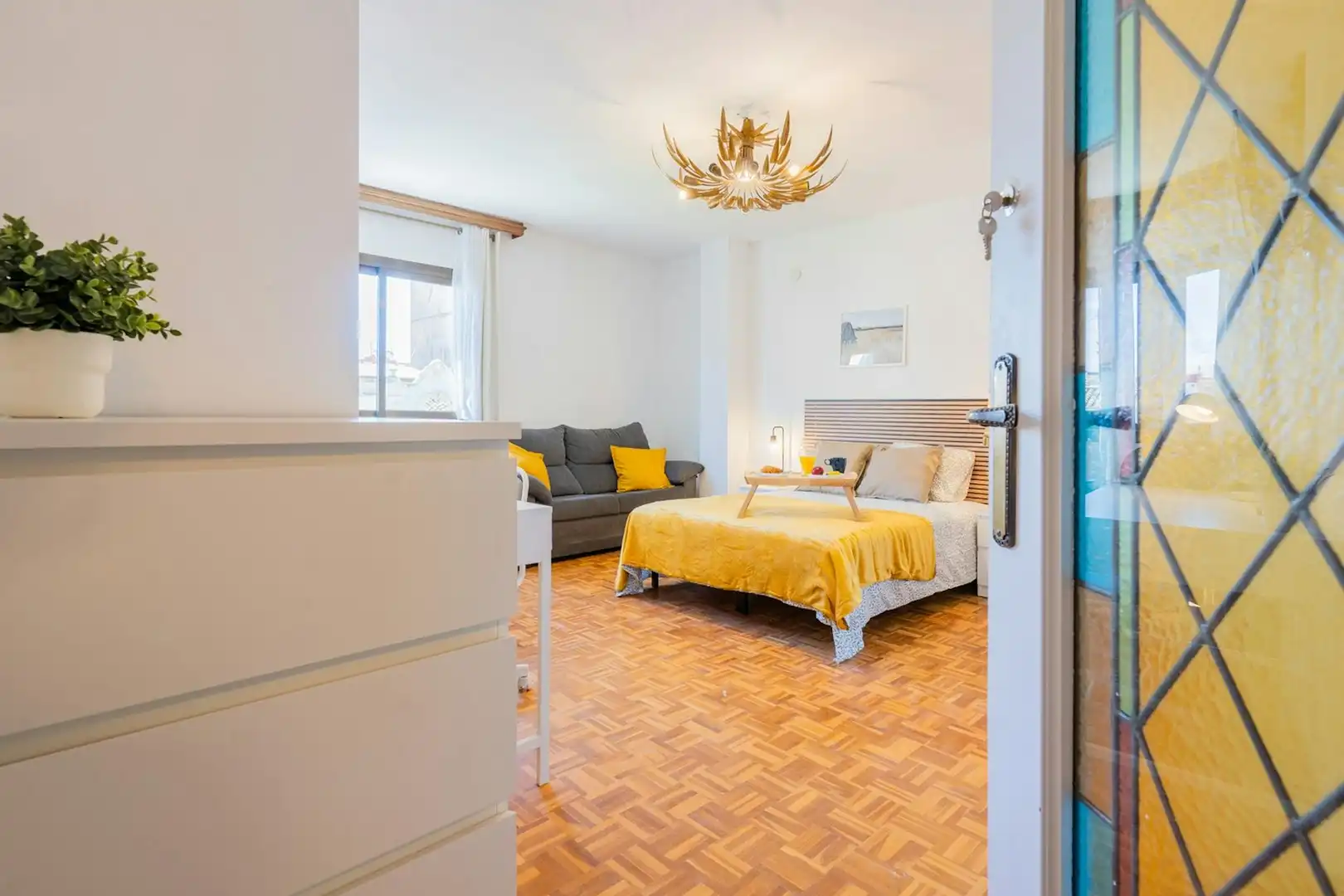 Schlafzimmer von Wohnung zur untervermieten in Valencia mit Möbliert, Waschmaschine und Fernseher