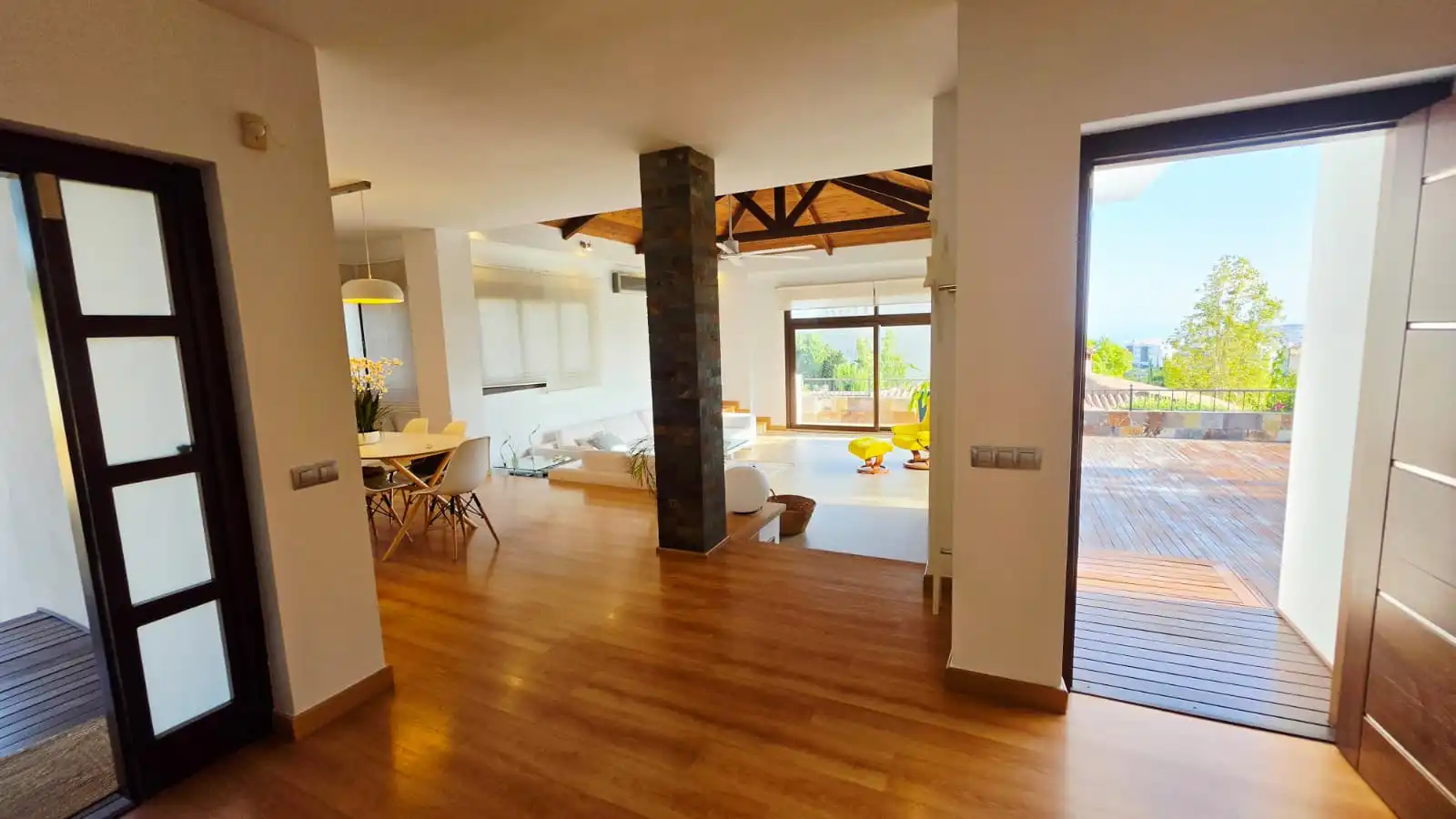 Sala d'estar de Casa o xalet en venda en Fuengirola amb Aire condicionat, Jardí privat i Terrassa