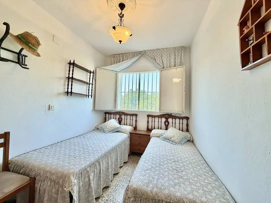 Dormitori de Casa o xalet en venda en Benamocarra amb Jardí privat i Moblat