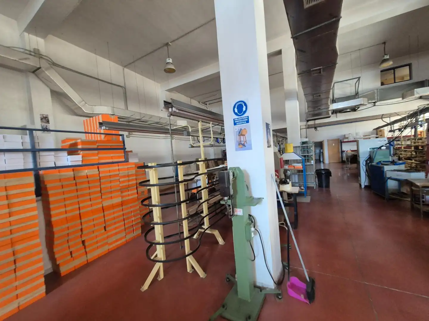 Fabrikhallen zur Miete in Elda