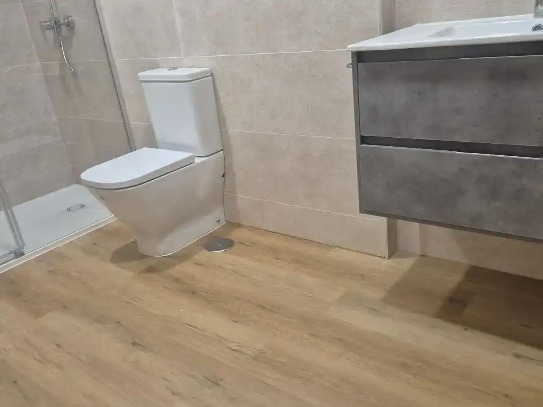 Badezimmer von Wohnung zur Miete in A Coruña Capital 
