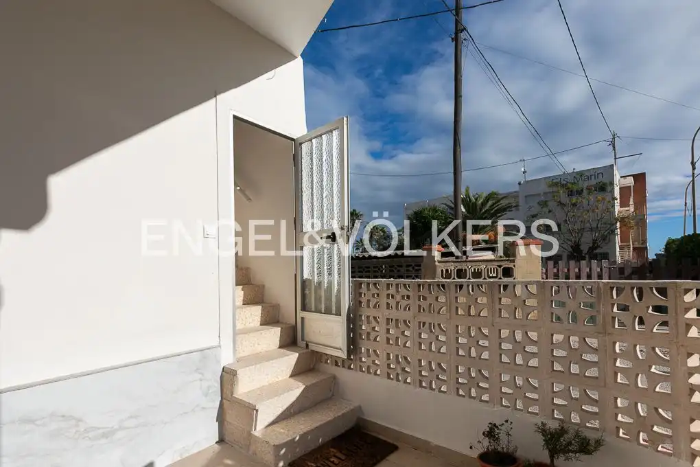 Exterior view of Houses for sale in Valencia  with Heating, Terrace and Furnished