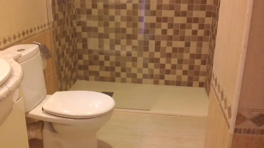 Baño de Piso de alquiler en Valencia con Amueblado y Balcón