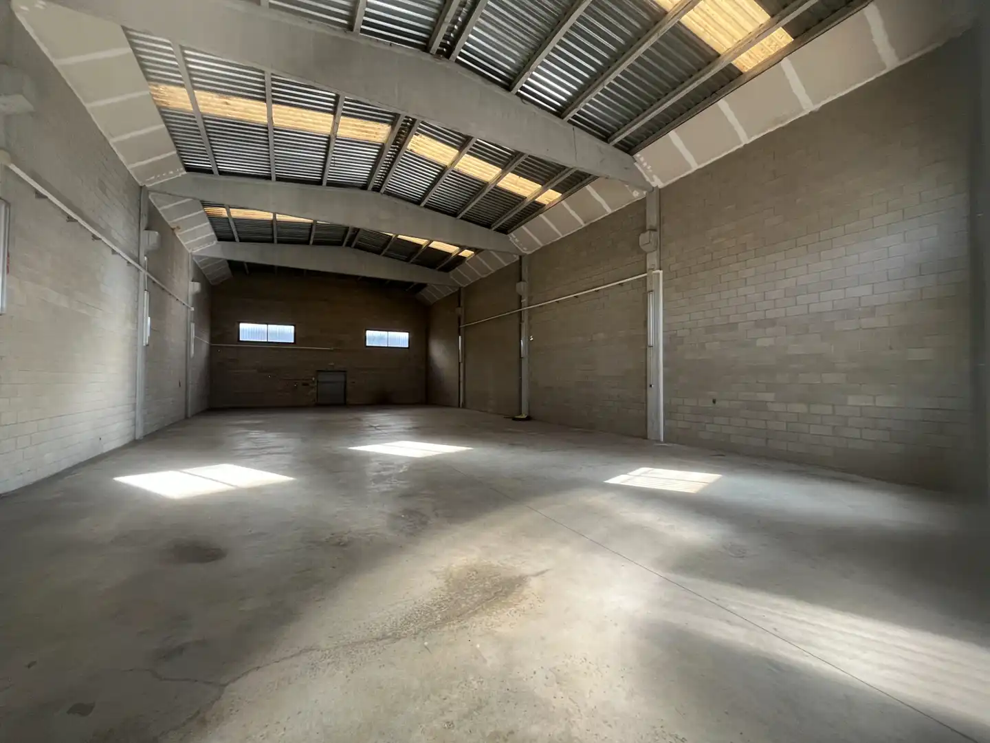 Nau industrial de lloguer en Cornellà del Terri