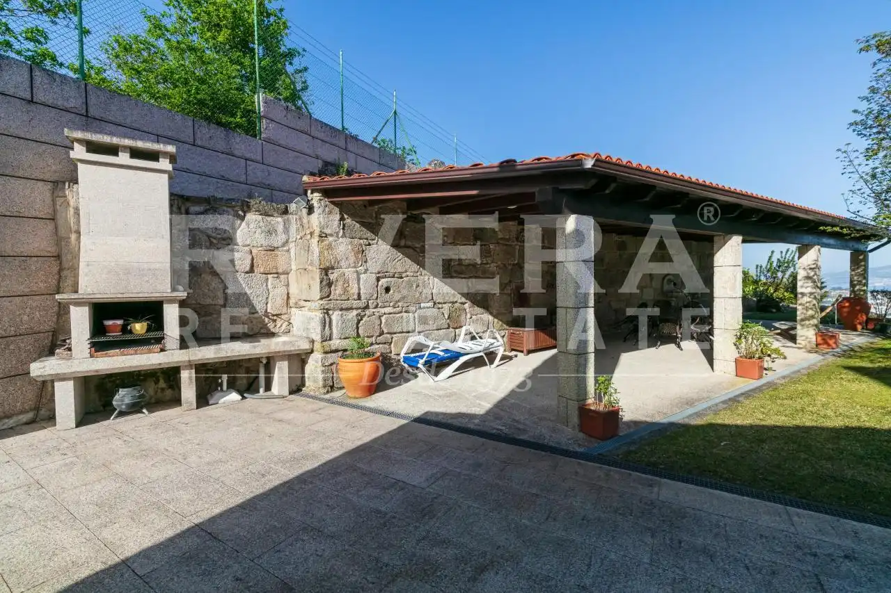 Vista exterior de Casa o chalet en venta en Cangas  con Calefacción, Jardín privado y Amueblado
