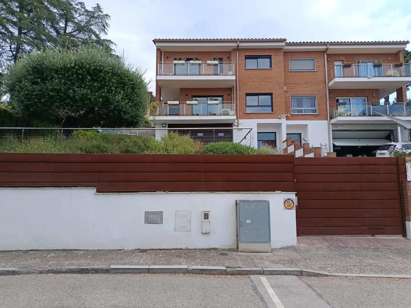 Vista exterior de Casa adosada en venda en Girona amb Aire condicionat, Calefacció i Jardí privat