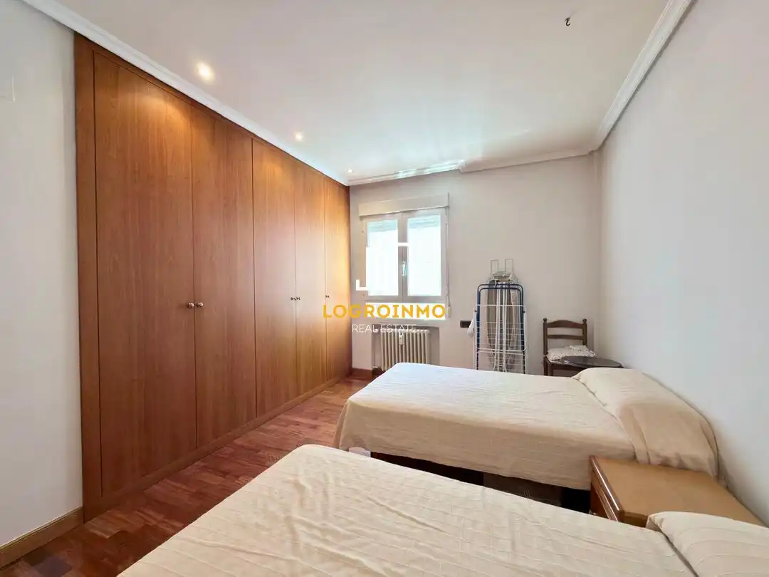 Bedroom of Flat for rent in  Logroño  with Air Conditioner, Heating and Terrace