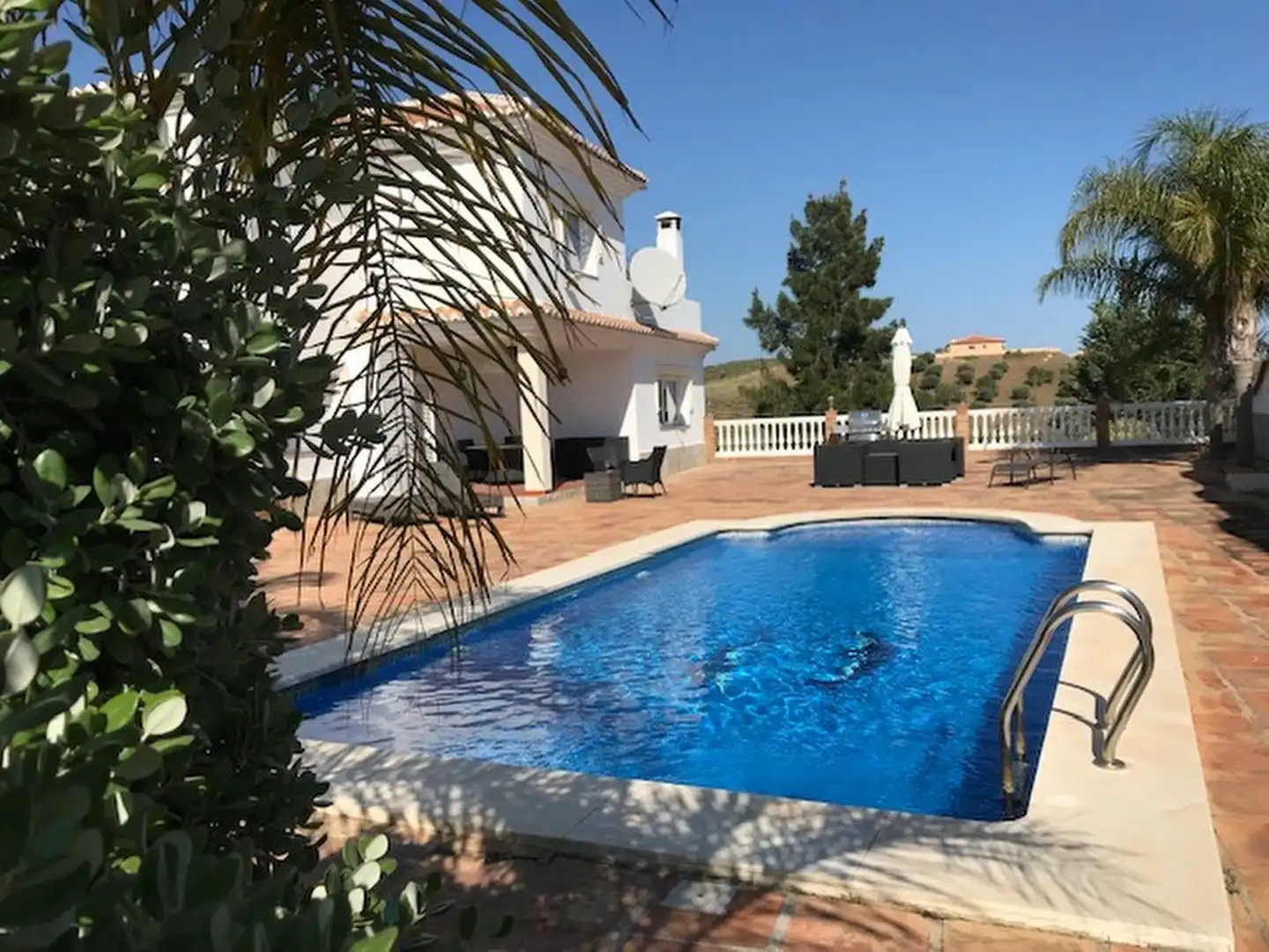 Schwimmbecken von Einfamilien-Reihenhaus zum Verkauf in Mijas mit Klimaanlage, Terrasse und Abstellraum