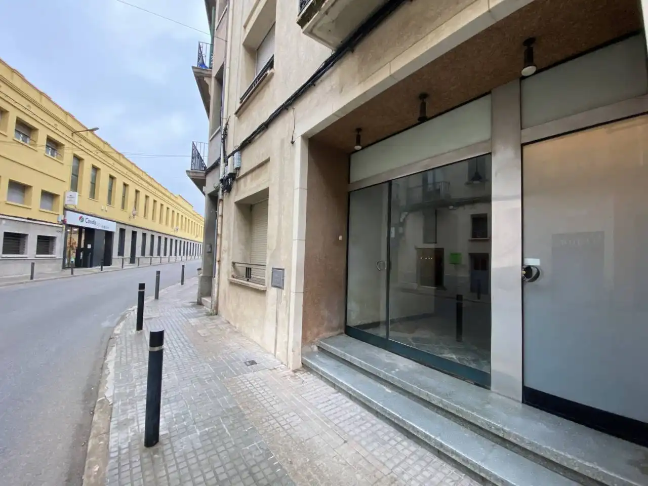 Locale commerciale in affitto a Calle Rector Tomas Vila
