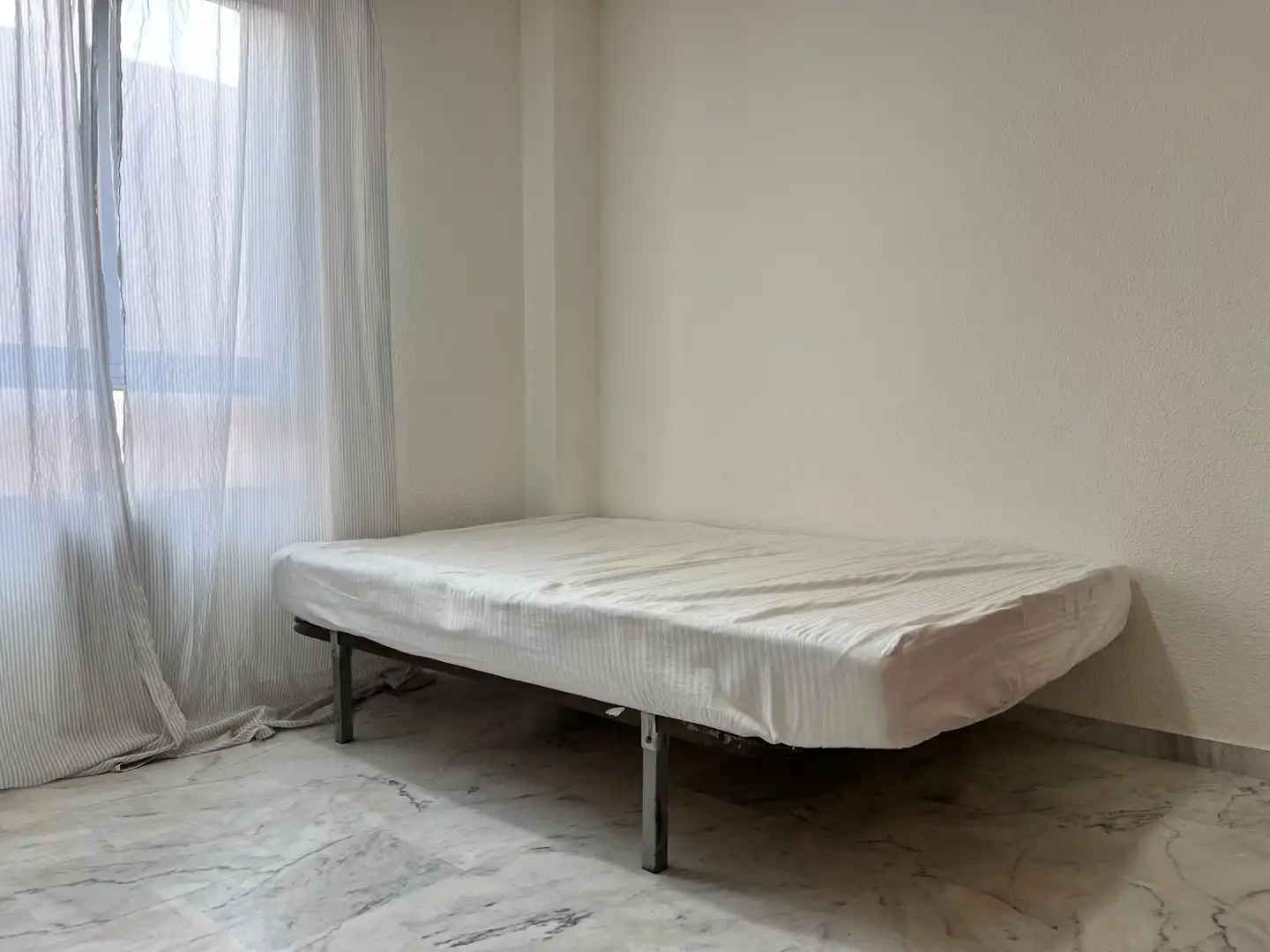 Dormitori de Pis de lloguer en Granada amb Calefacció, Terrassa i Moblat