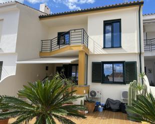 Vista exterior de Casa adosada en venda en Benalmádena amb Aire condicionat, Jardí privat i Terrassa