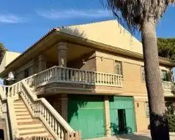 Vista exterior de Casa o xalet en venda en Punta Umbría amb Aire condicionat, Jardí privat i Parquet