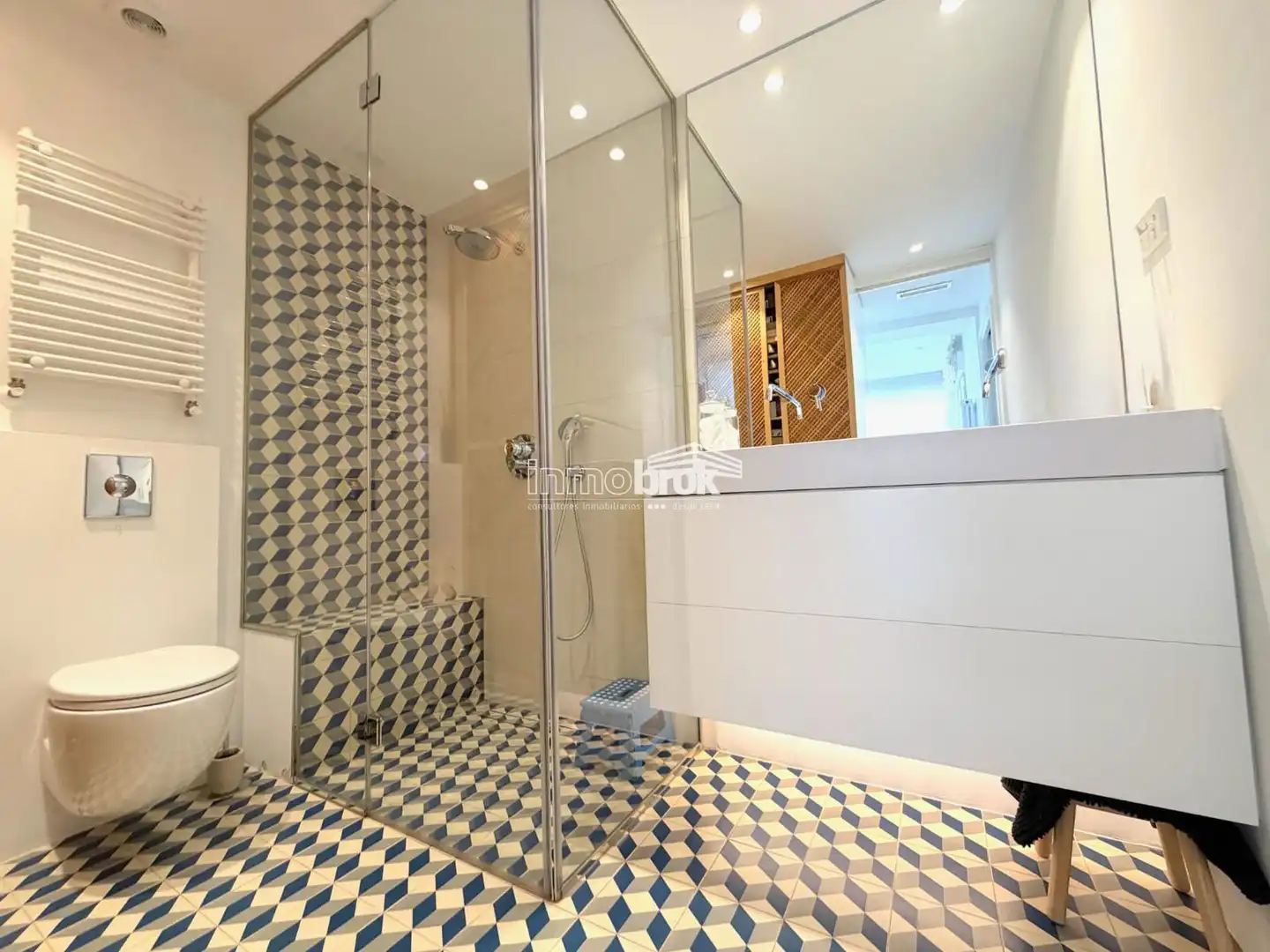 Badezimmer von Dachboden zur Miete in Madrid mit Terrasse und Abstellraum