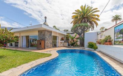 Vista exterior de Casa o xalet en venda en Puerto de la Cruz amb Jardí privat, Terrassa i Piscina