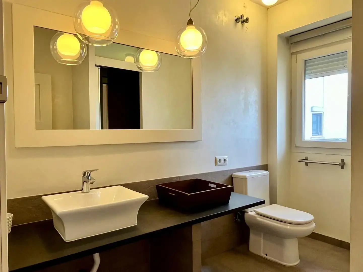 Bathroom of Flat for sale in Sevilla  with Air Conditioner, Terrace and Balcony