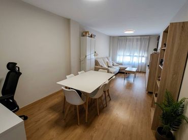 Piso con balcón en venta en Calle Constitución