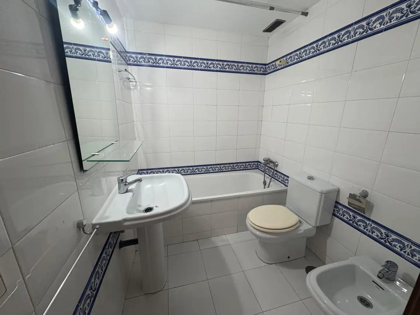 Bany de Pis de lloguer en Córdoba amb Aire condicionat, Calefacció i Balcó