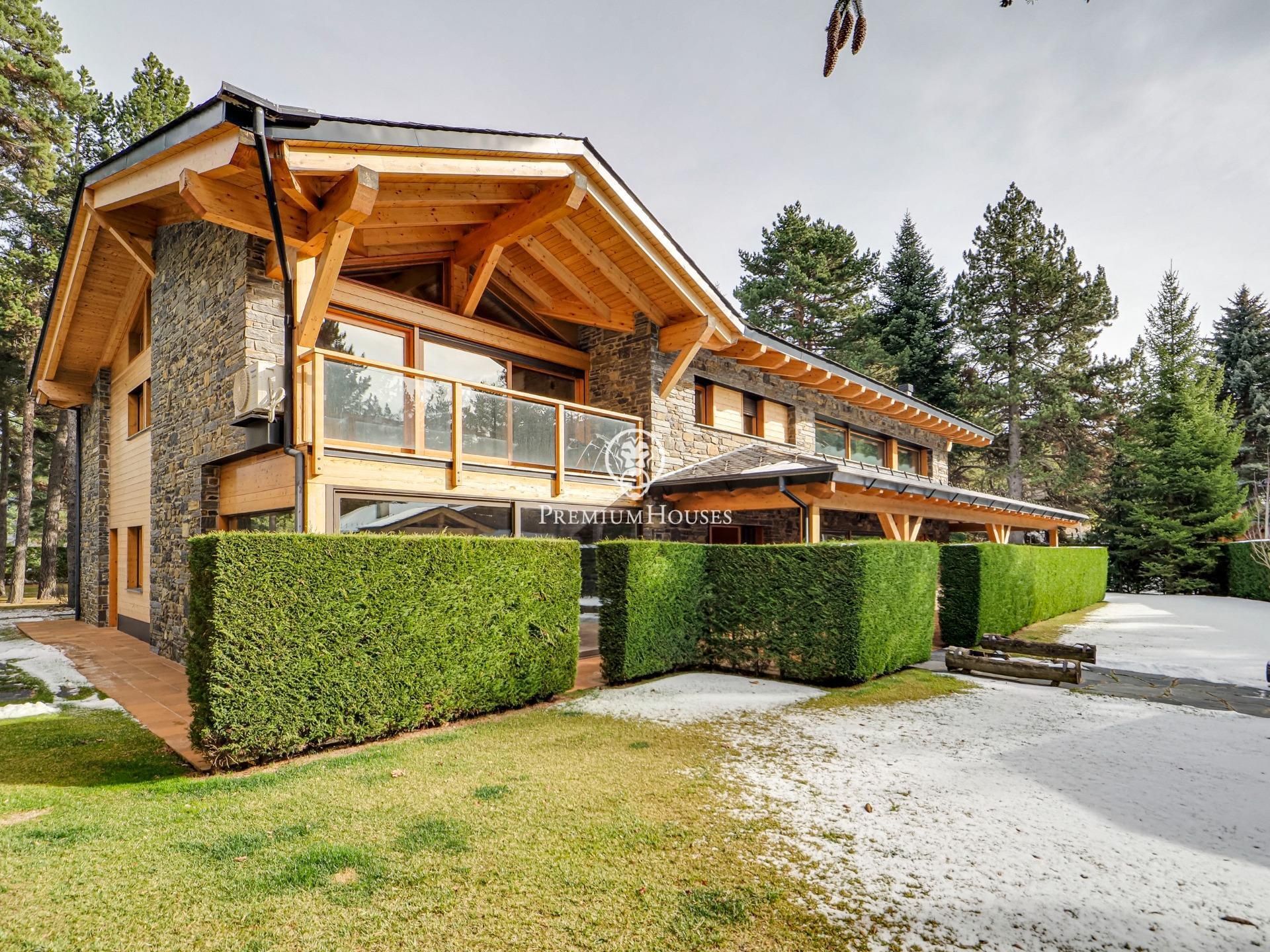 Vista exterior de Casa o xalet en venda en Alp amb Calefacció, Jardí privat i Terrassa