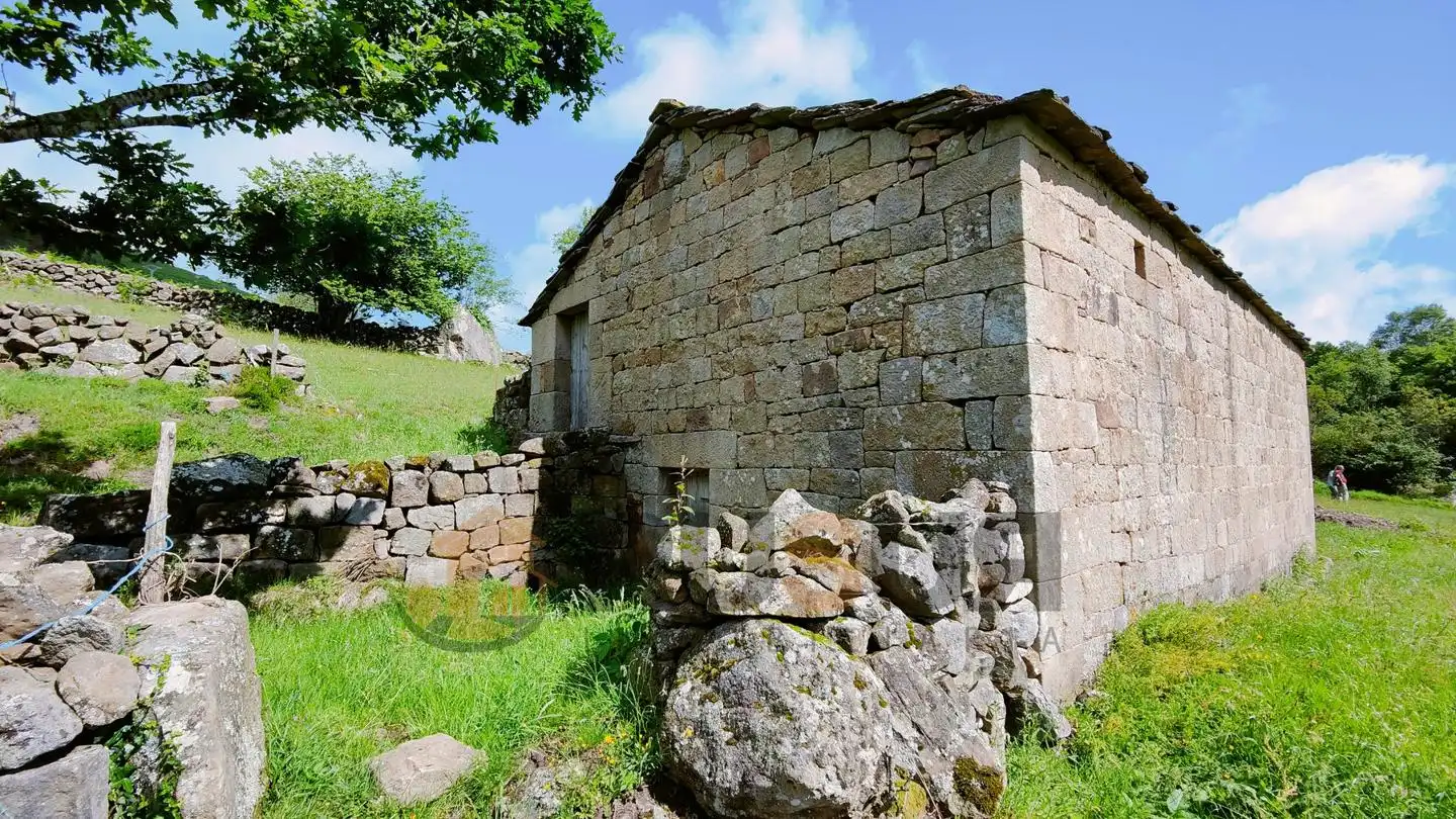 Casa rústica en venta en Vegaloscorrales