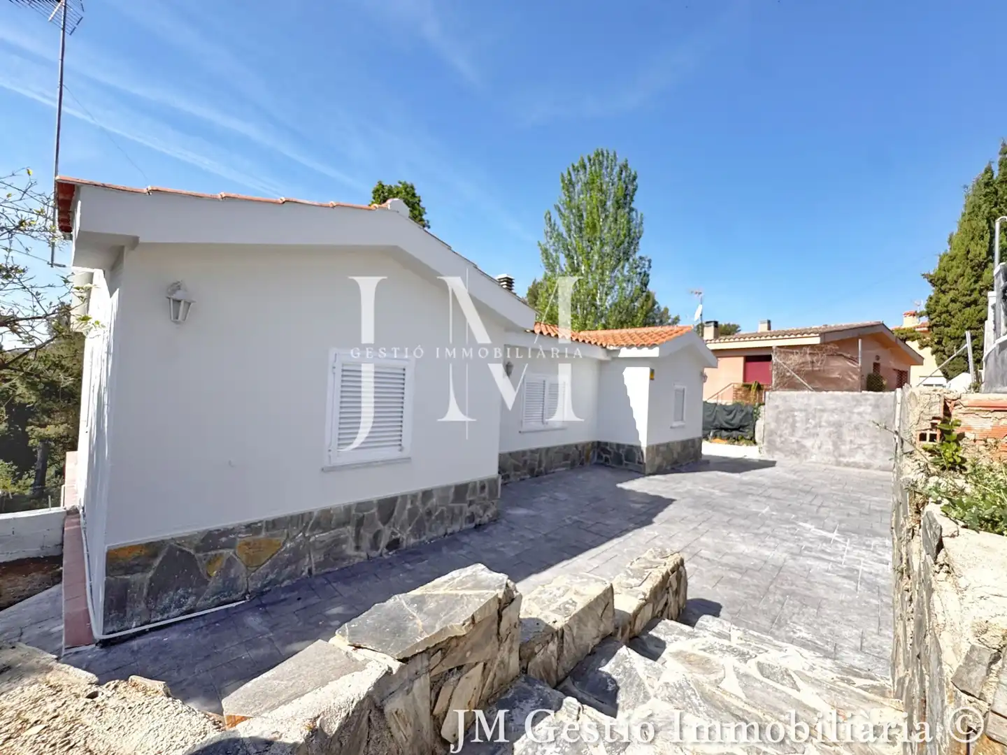 Vista exterior de Casa o xalet en venda en Rubí amb Calefacció, Jardí privat i Piscina