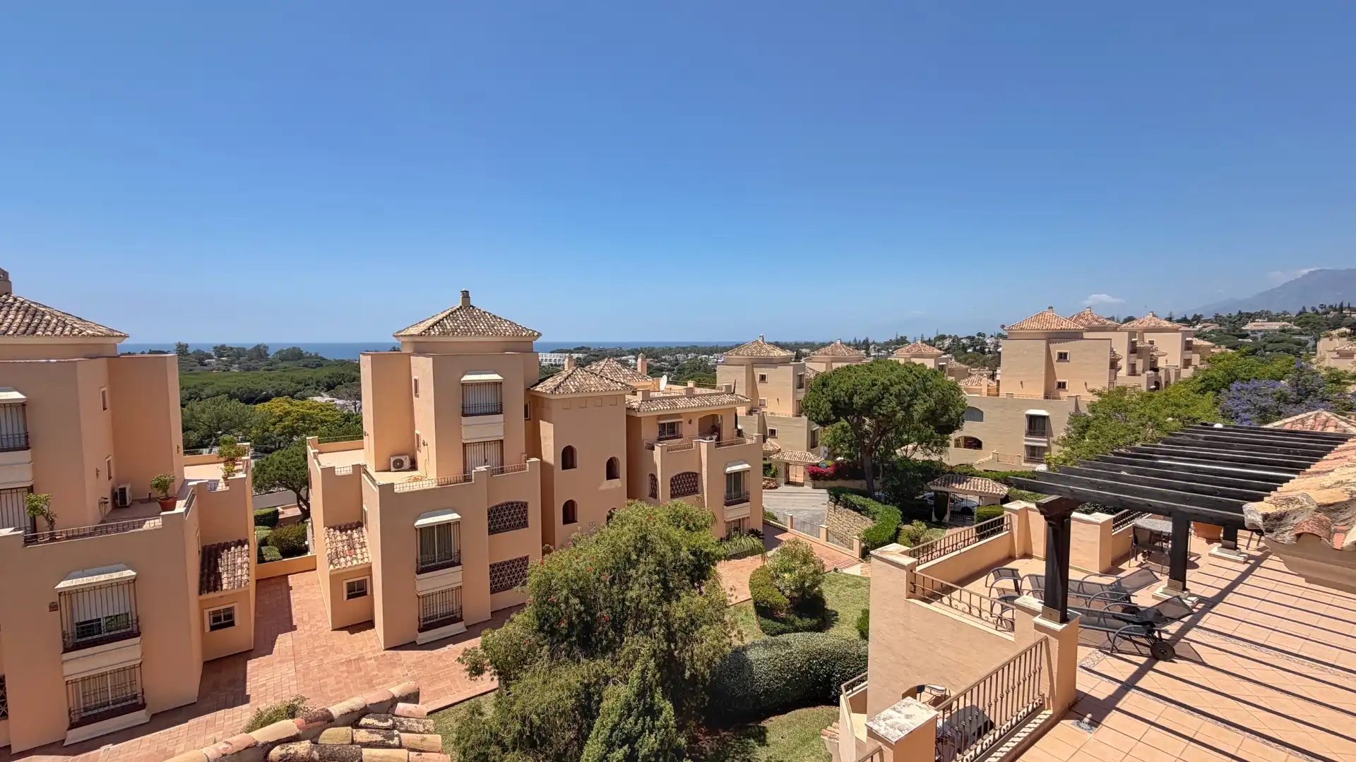 Vista exterior de Àtic en venda en Marbella amb Aire condicionat, Calefacció i Terrassa