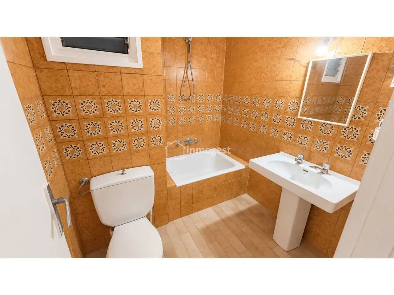 Badezimmer von Wohnung zum Verkauf in Salt mit Abstellraum, Möbliert und Balkon