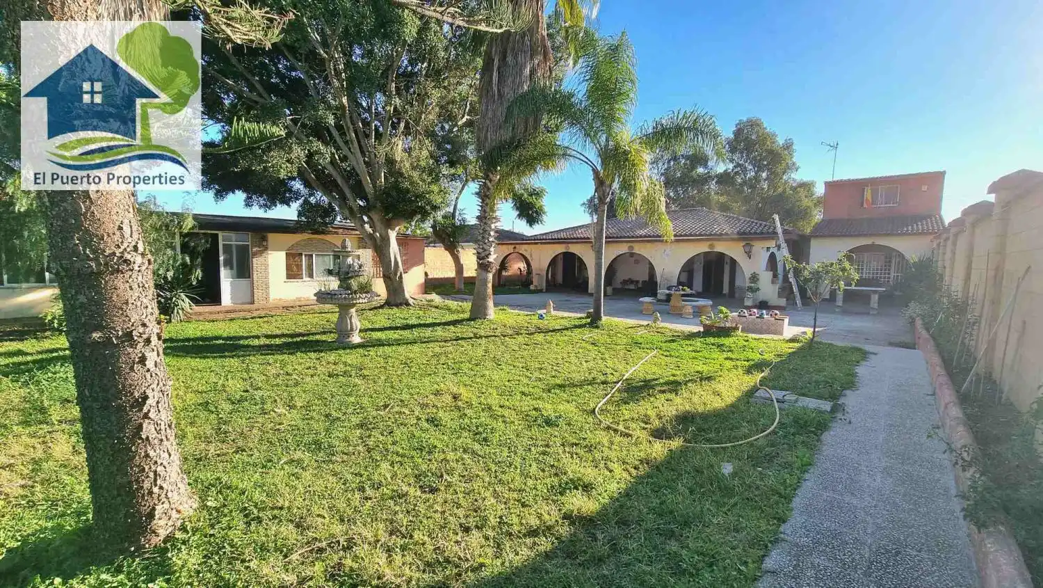 Vista exterior de Casa o xalet en venda en El Puerto de Santa María amb Aire condicionat, Calefacció i Jardí privat