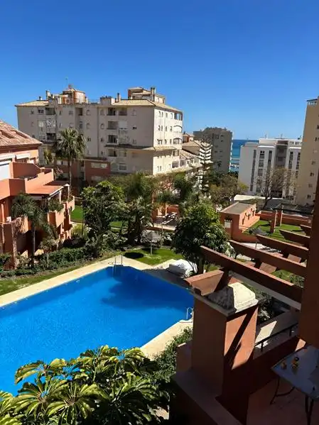 Vista exterior de Dúplex de alquiler en Estepona con Aire acondicionado, Calefacción y Jardín privado