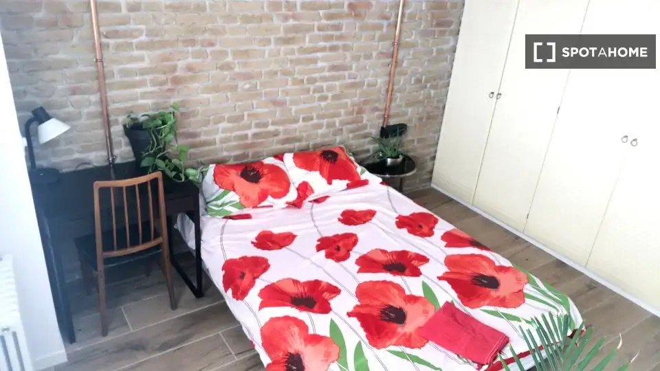 Bedroom of Flat for share in Barcelona  with Air Conditioner, Heating and Furnished