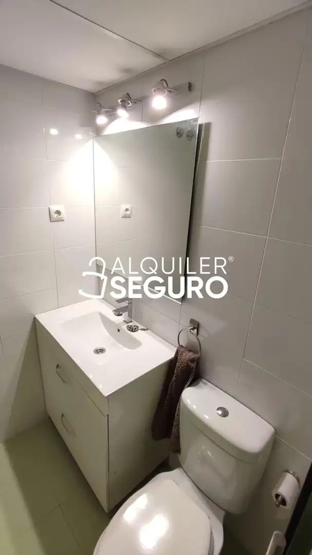 Bathroom of Flat for rent in Madrid  with Air Conditioner, Heating and Terrace