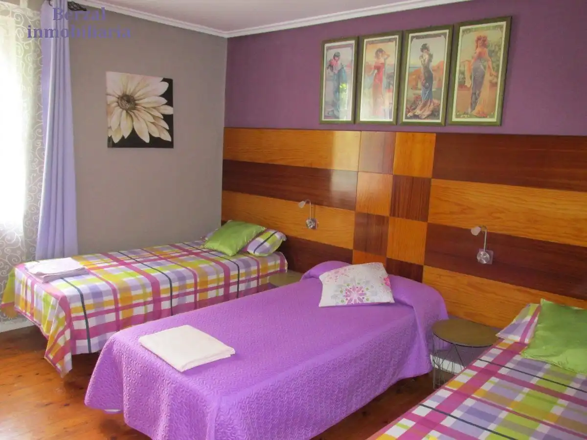 Dormitori de Casa o xalet en venda en  Logroño amb Calefacció, Jardí privat i Terrassa