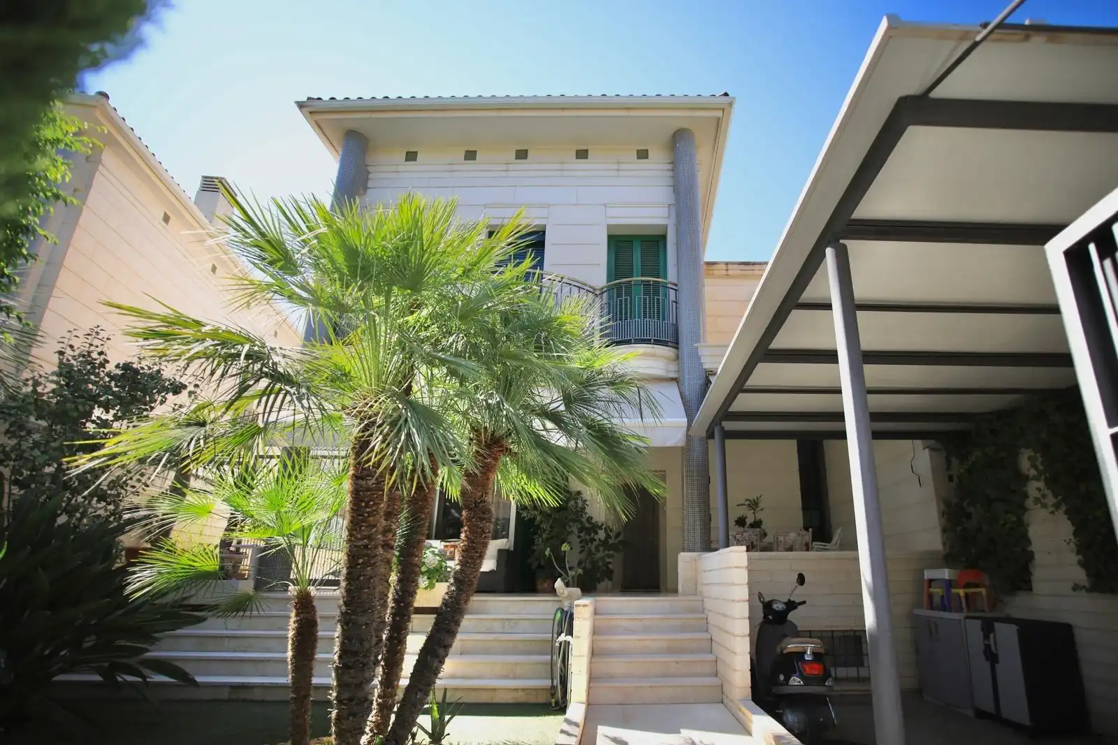 Vista exterior de Casa adosada en venda en Elche / Elx amb Aire condicionat, Calefacció i Jardí privat