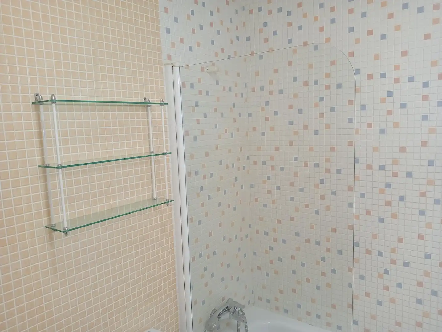 Bathroom of Flat for rent in Sevilla  with Air Conditioner, Storage room and Balcony