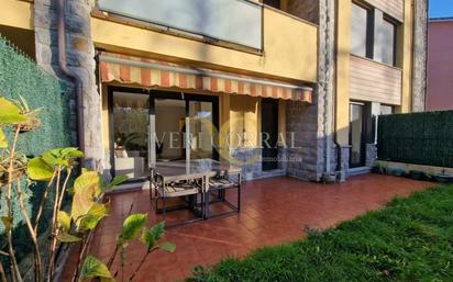 Vista exterior de Pis en venda en Llanes amb Calefacció, Jardí privat i Terrassa