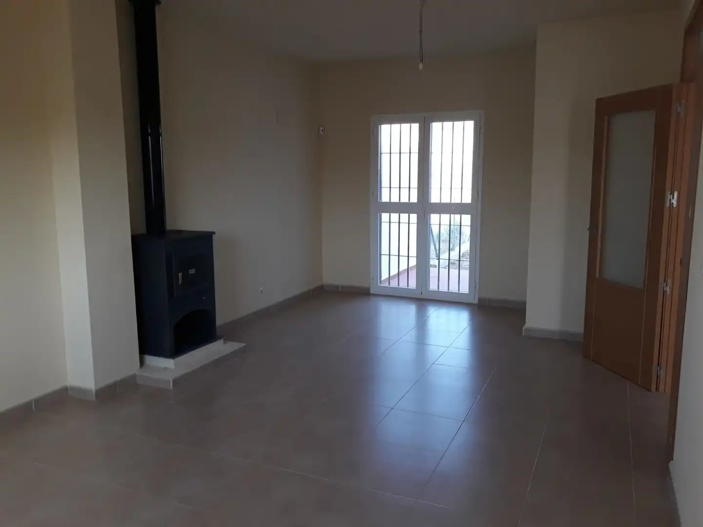 Sala d'estar de Casa adosada de lloguer en Huévar del Aljarafe amb Jardí privat i Terrassa