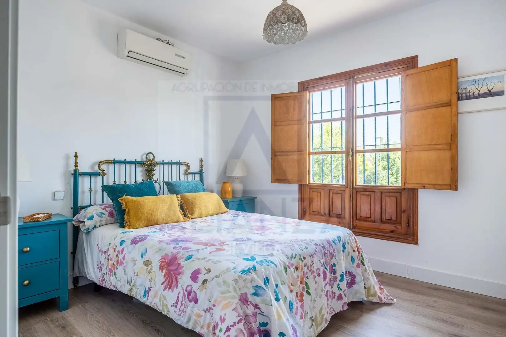 Schlafzimmer von Einfamilien-Reihenhaus zum Verkauf in Mairena del Aljarafe mit Klimaanlage und Privatgarten