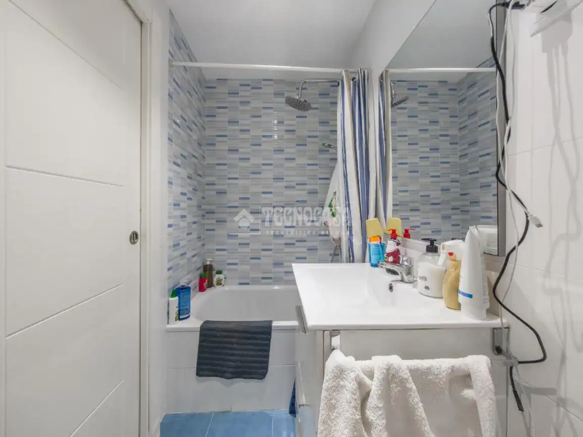 Bathroom of Flat for sale in Madrid  with Air Conditioner and Heating