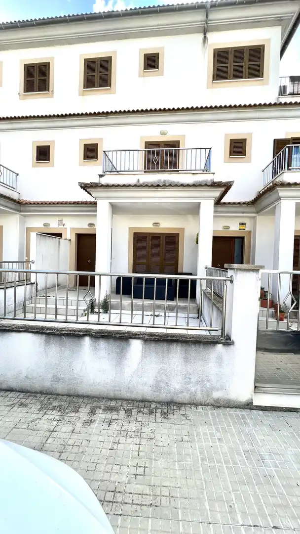 Vista exterior de Casa adosada en venda en Alcúdia amb Aire condicionat, Terrassa i Moblat