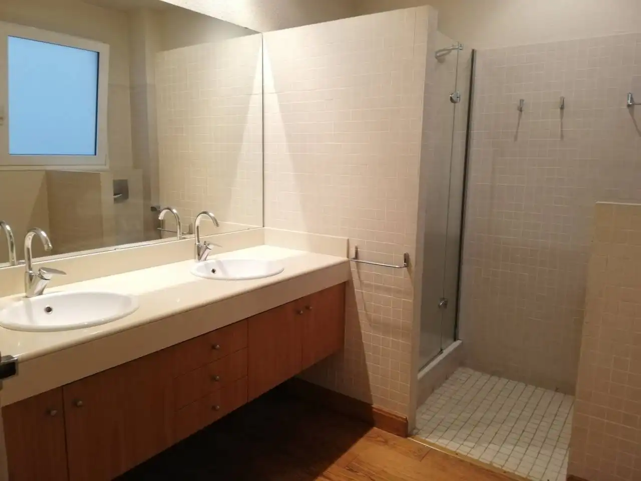 Badezimmer von Wohnung zur Miete in Girona mit Klimaanlage, Heizung und Parkett
