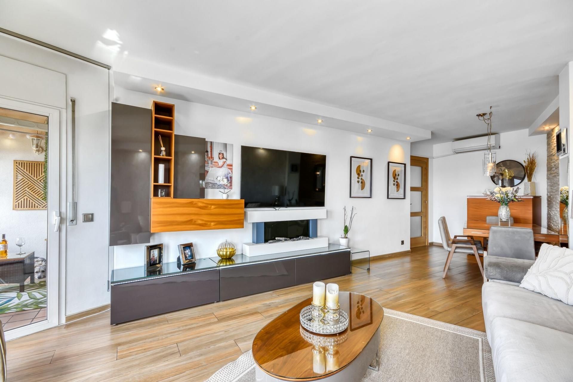 Living room of Flat for sale in Figueres  with Air Conditioner and Balcony