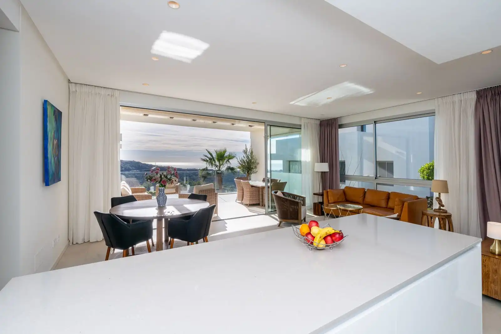 Sala de estar de Piso en venta en Benahavís con Aire acondicionado, Jardín privado y Terraza