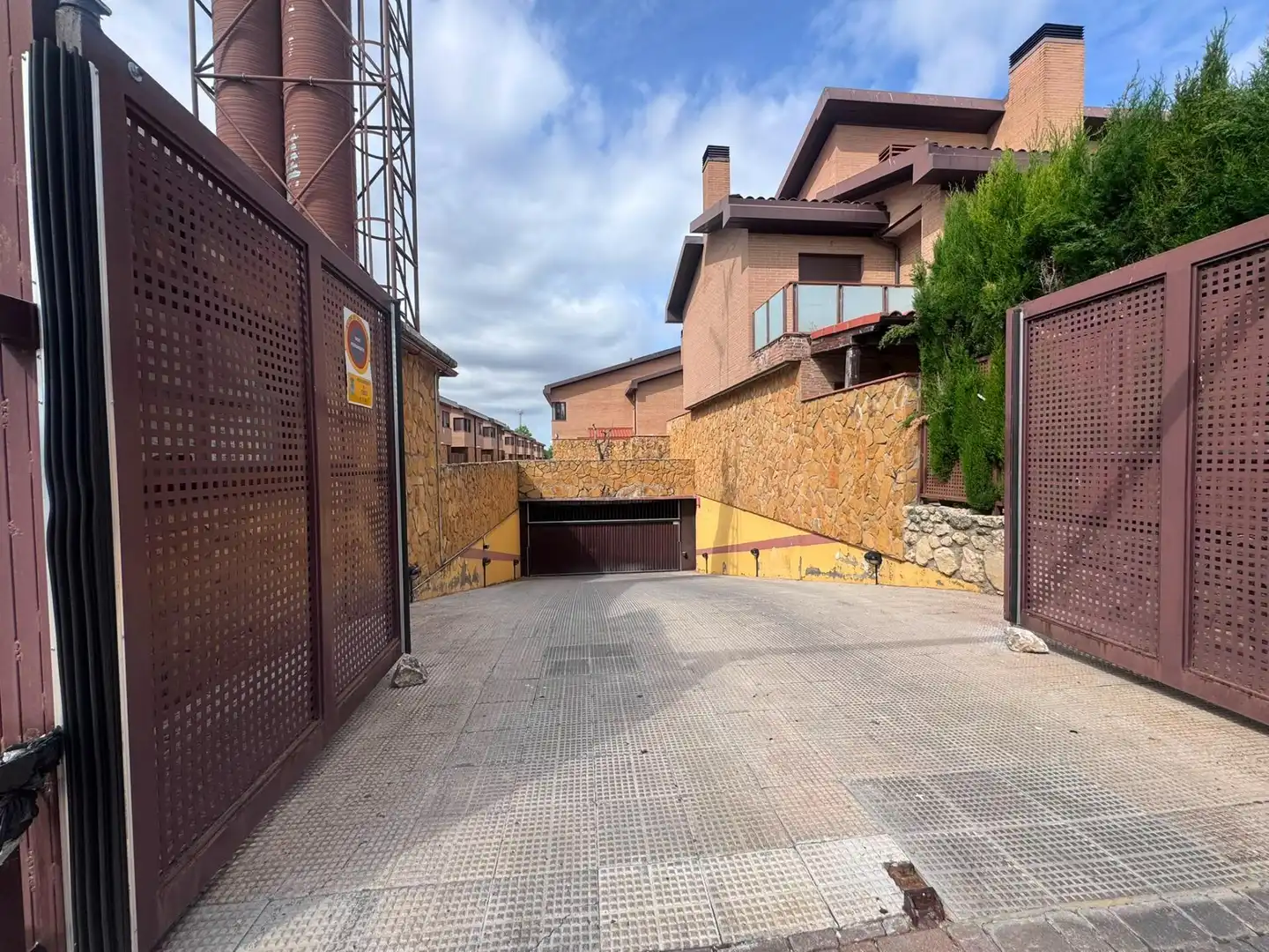 Parking de Casa adosada en venta en Yebes con Calefacción, Balcón y Piscina comunitaria